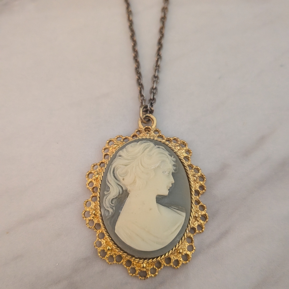 Vintage Cameo Pendant Necklace